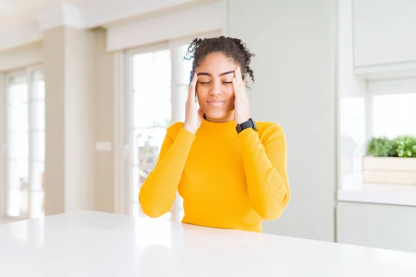 美丽的非洲裔美国妇女 头发与休闲黄色毛衣与手头痛 因为压力 患有偏头痛 — 图库照片