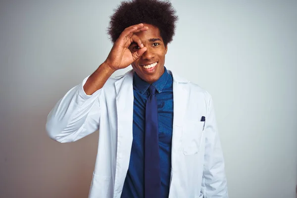 Jovem Africano Americano Médico Homem Vestindo Casaco Sobre Isolado Fundo — Fotografia de Stock