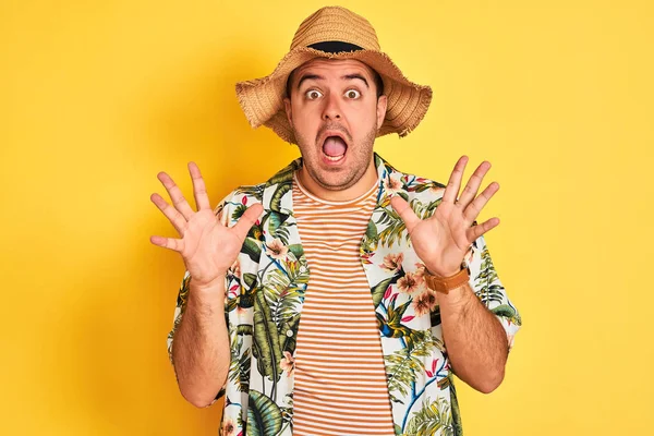 Νέος Άνθρωπος Διακοπές Φορώντας Πουκάμισο Καλοκαίρι Και Καπέλο Πάνω Από — Φωτογραφία Αρχείου