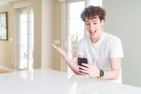 Hombre Joven Usando Teléfono Inteligente Casa Muy Feliz Emocionado Expresión —  Fotos de Stock