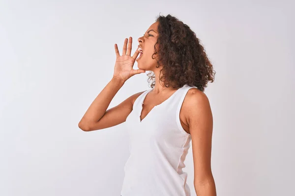 Mujer Brasileña Joven Vistiendo Camiseta Casual Pie Sobre Fondo Blanco — Foto de Stock