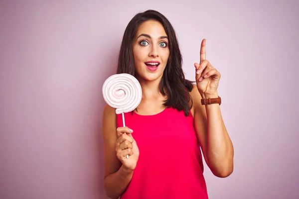 Jovem Mulher Bonita Comendo Doces Doces Sobre Rosa Isolado Fundo — Fotografia de Stock