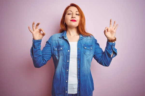 Youg Mulher Ruiva Bonita Vestindo Camisa Jeans Sobre Fundo Rosa — Fotografia de Stock