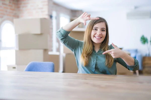 Mujer Joven Sentada Mesa Con Cajas Cartón Detrás Mudanza Casa —  Fotos de Stock