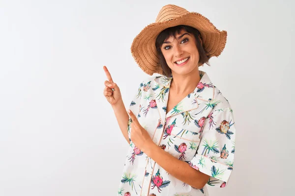 Vacker Kvinna Semester Bär Sommar Skjorta Och Hatt Över Isolerad — Stockfoto