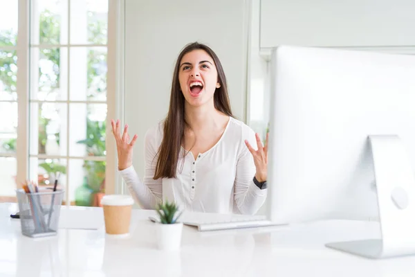 Beautiful Young Woman Working Using Computer Crazy Mad Shouting Yelling — Stock Photo, Image