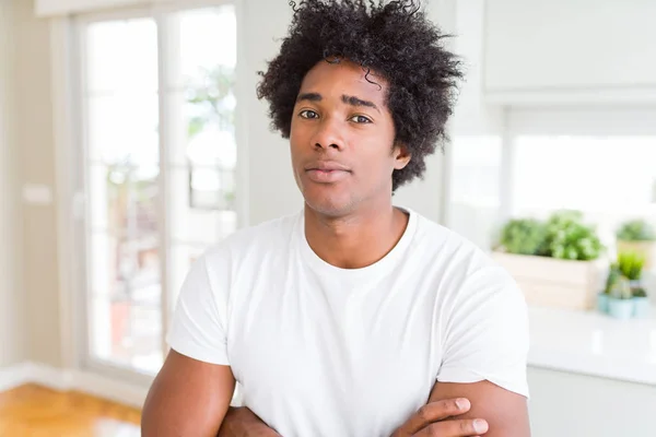 Homem Afro Americano Vestindo Camiseta Branca Relaxado Com Expressão Séria — Fotografia de Stock