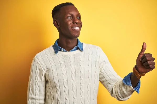 Afrikanisch Amerikanischer Mann Jeanshemd Und Weißem Pullover Über Isoliertem Gelben — Stockfoto