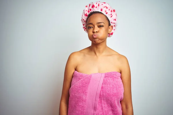 Africká Američanka Růžovým Sprchou Koupeli Izolovaném Pozadí Divnou Tváří Ústa — Stock fotografie