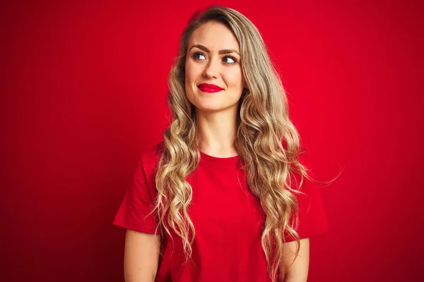 Junge Schöne Frau Einfachem Shirt Steht Über Rotem Isoliertem Hintergrund — Stockfoto