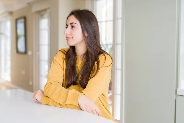 Mulher Bonita Usando Suéter Amarelo Olhando Para Lado Relaxe Pose — Fotografia de Stock