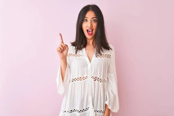 Jonge Chinese Vrouw Dragen Zomer Shirt Staande Geïsoleerde Roze Achtergrond — Stockfoto