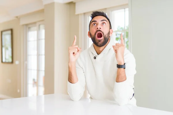 Schöner Hispanischer Mann Lässigem Weißem Pullover Hause Erstaunt Und Überrascht — Stockfoto