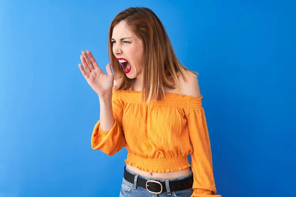 Schöne Rothaarige Frau Orangefarbenem Lässigem Shirt Vor Isoliertem Blauen Hintergrund — Stockfoto