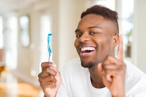 Africano Americano Segurando Escova Dentes Surpreso Com Uma Ideia Pergunta — Fotografia de Stock