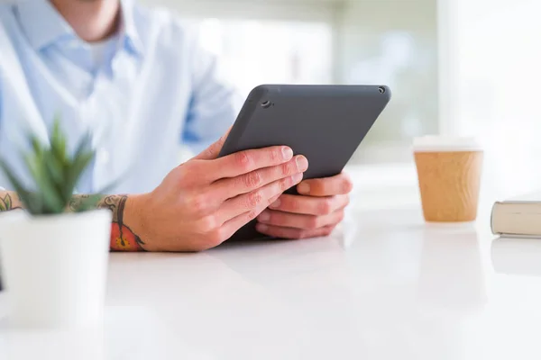 Primo piano dell'uomo d'affari che lavora con tablet touchpad — Foto Stock