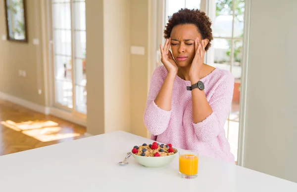 Genç Afro Amerikan Kadın Sabah Evde Sağlıklı Kahvaltı Yapıyor Elleriyle — Stok fotoğraf