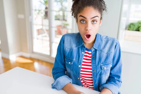 Hermosa Joven Afroamericana Con Pelo Afro Vistiendo Chaqueta Vaquera Casual —  Fotos de Stock