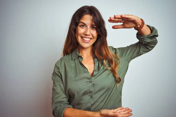 Jonge Mooie Vrouw Dragen Groen Shirt Staande Grey Geïsoleerde Achtergrond — Stockfoto