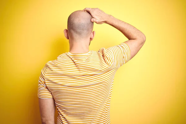 Junger Glatzköpfiger Mann Mit Bart Lässig Gestreiftes Shirt Über Gelbem — Stockfoto