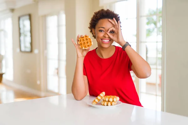 Jonge Afro Amerikaanse Vrouw Eten Zoete Wafel Met Gelukkig Gezicht — Stockfoto