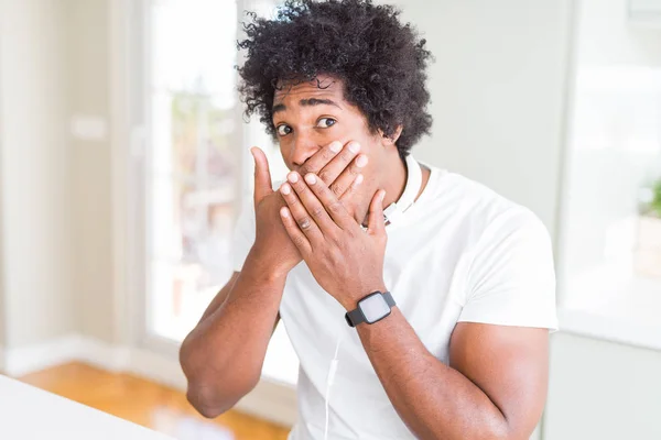 African American Man Met Hoofdtelefoon Luisteren Naar Muziek Geschokt Mond — Stockfoto