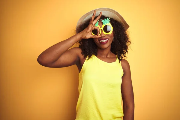 Afrikansk Amerikansk Kvinna Bär Rolig Ananas Solglasögon Över Isolerad Gul — Stockfoto