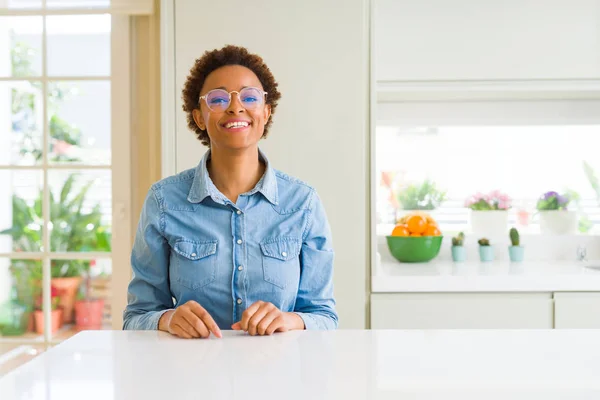 Jovem Mulher Americana Africana Bonita Usando Óculos Com Sorriso Feliz — Fotografia de Stock