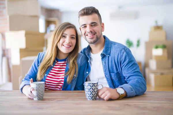 Junges Paar Trinkt Eine Tasse Kaffee Und Freut Sich Über — Stockfoto