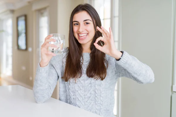 Schöne Junge Frau Trinkt Ein Frisches Glas Wasser Tun Zeichen — Stockfoto