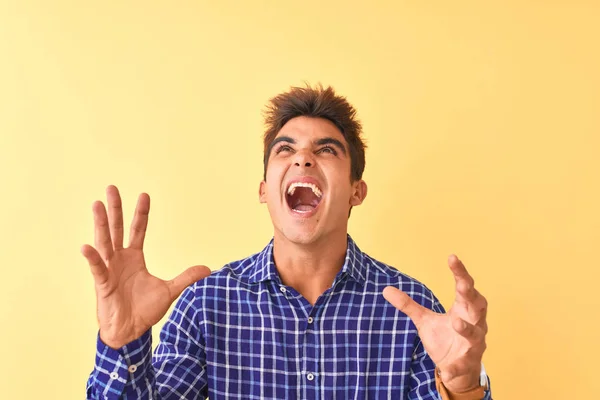 Genç Yakışıklı Adam Izole Sarı Arka Plan Deli Deli Bağırarak — Stok fotoğraf