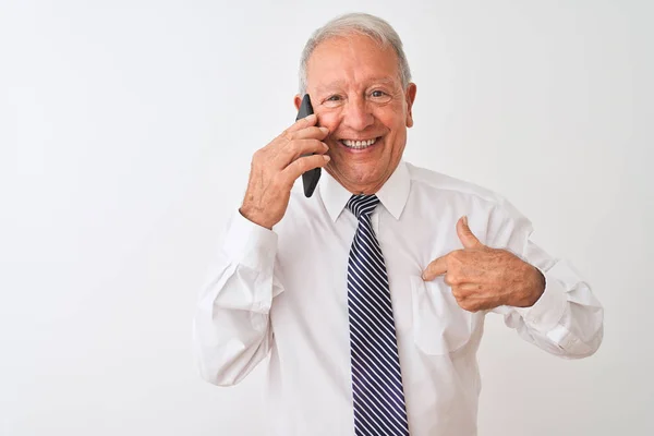 Empresário Cabelos Grisalhos Sênior Falando Smartphone Sobre Fundo Branco Isolado — Fotografia de Stock