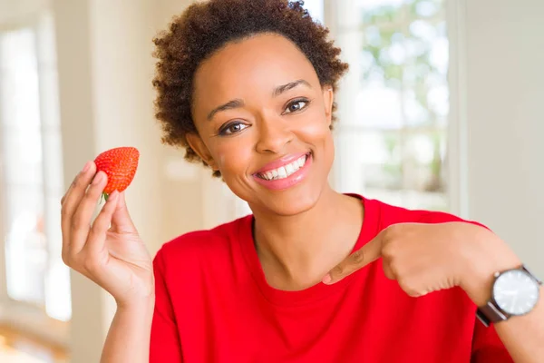 Jeune Femme Afro Américaine Mangeant Des Fraises Fraîches Pour Petit — Photo