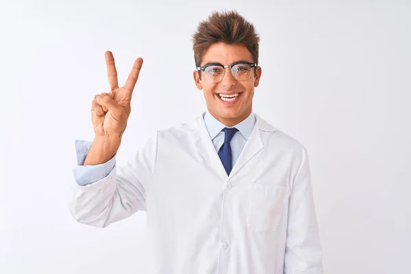 Joven Cientista Guapo Usando Gafas Abrigo Sobre Fondo Blanco Aislado —  Fotos de Stock