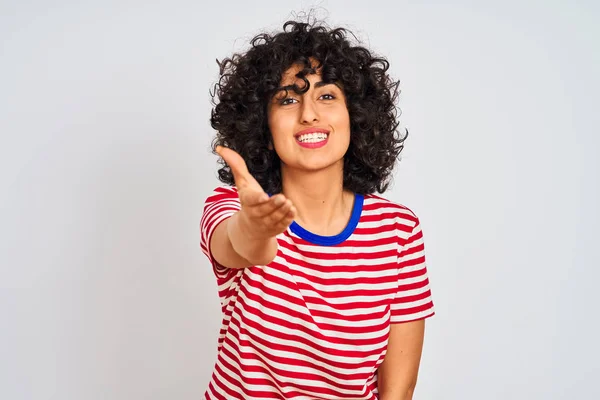 Młoda Arabska Kobieta Kręcone Włosy Ubrany Paski Shirt Białym Tle — Zdjęcie stockowe