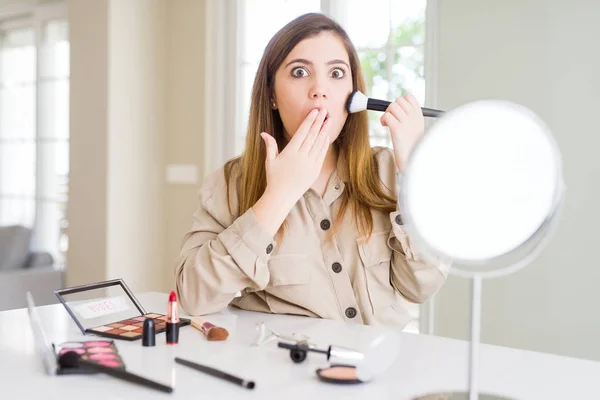Piękna Młoda Kobieta Pomocą Makijażu Kosmetyki Stosując Kolor Pomocą Usta — Zdjęcie stockowe