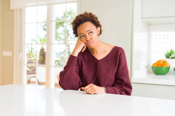 Unga Vackra Afroamerikanska Kvinnan Hemma Tänker Ser Trött Och Uttråkad — Stockfoto