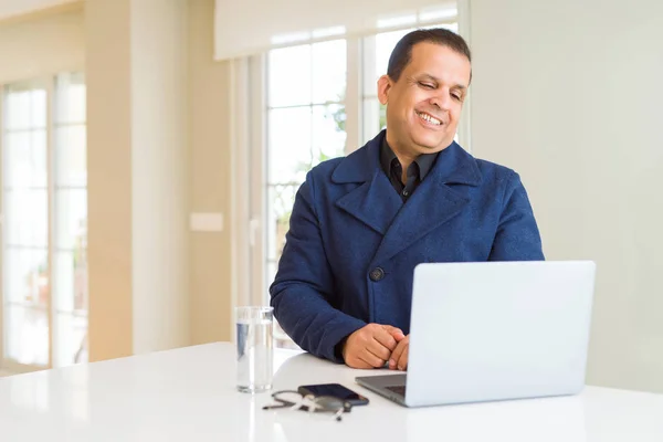 Orta Yaş Adamı Dizüstü Bilgisayar Kullanarak Çalışan Yüzünde Gülümseme Doğal — Stok fotoğraf