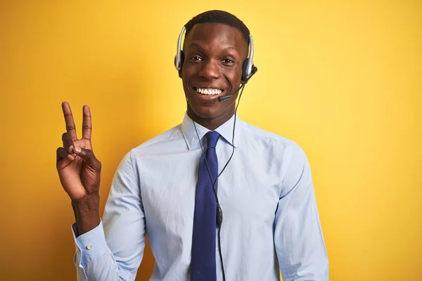 Hombre Operador Afroamericano Que Trabaja Usando Auriculares Sobre Fondo Amarillo —  Fotos de Stock