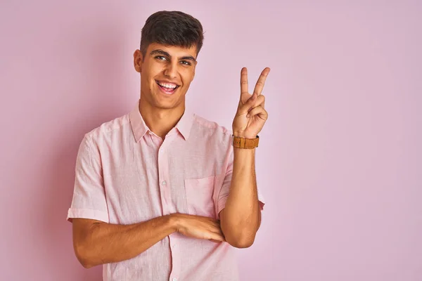 Junger Indischer Mann Lässigem Hemd Der Vor Isoliertem Rosa Hintergrund — Stockfoto