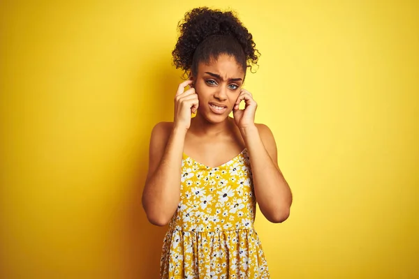 Mujer Afroamericana Con Vestido Floral Casual Pie Sobre Fondo Amarillo —  Fotos de Stock