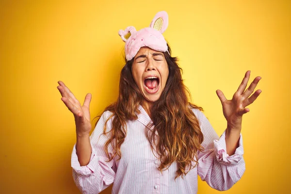 Mujer Joven Con Pijama Máscara Dormir Pie Sobre Fondo Aislado — Foto de Stock