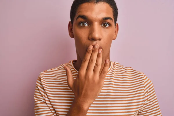 Jonge Knappe Arabische Man Dragen Gestreepte Shirt Staande Geïsoleerde Roze — Stockfoto