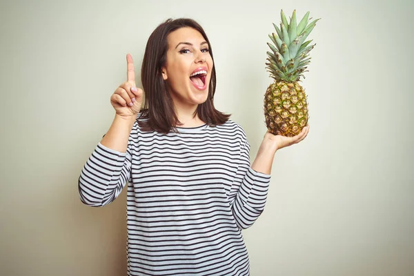 Giovane Bella Donna Possesso Frutta Tropicale Ananas Sfondo Isolato Sorpreso — Foto Stock