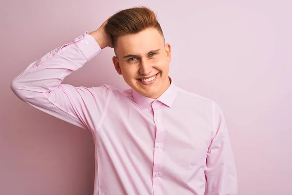 Jovem Empresário Bonito Vestindo Camisa Elegante Sobre Fundo Rosa Isolado — Fotografia de Stock