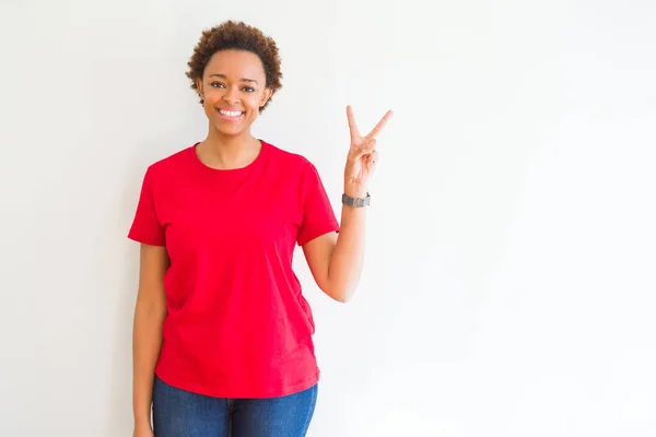 Jovem Bela Mulher Afro Americana Sobre Fundo Branco Sorrindo Com — Fotografia de Stock