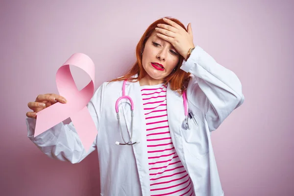 Junge Rothaarige Ärztin Mit Krebsband Vor Rosa Isoliertem Hintergrund Gestresst — Stockfoto