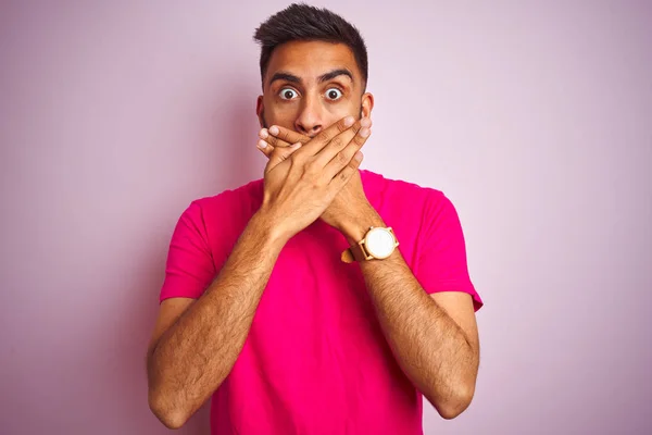 Jonge Indiase Man Dragen Shirt Staande Geïsoleerde Roze Achtergrond Geschokt — Stockfoto