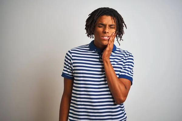 Afro Mann Mit Dreadlocks Und Gestreiftem Blauem Polo Der Vor — Stockfoto