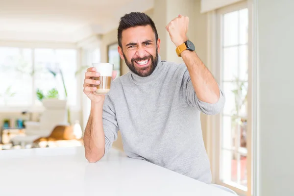 Schöner Hispanischer Mann Der Eine Tasse Kaffee Trinkt Genervt Und — Stockfoto